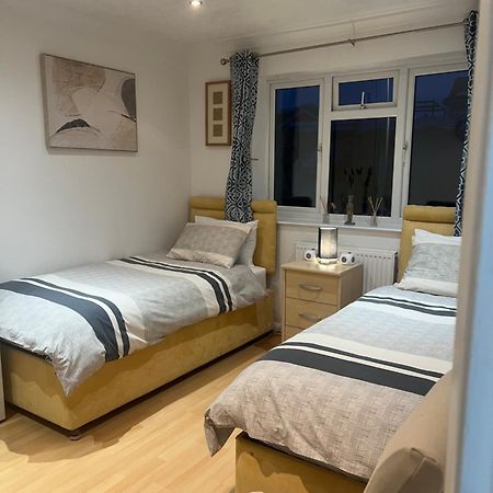 Twin Room At The Bungalow With Shared Shower Room Kettering Exterior photo