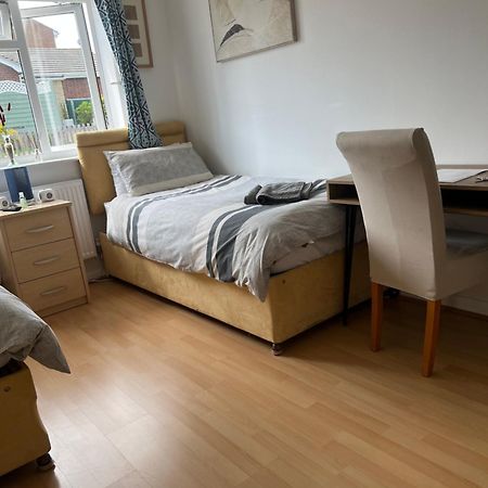 Twin Room At The Bungalow With Shared Shower Room Kettering Exterior photo