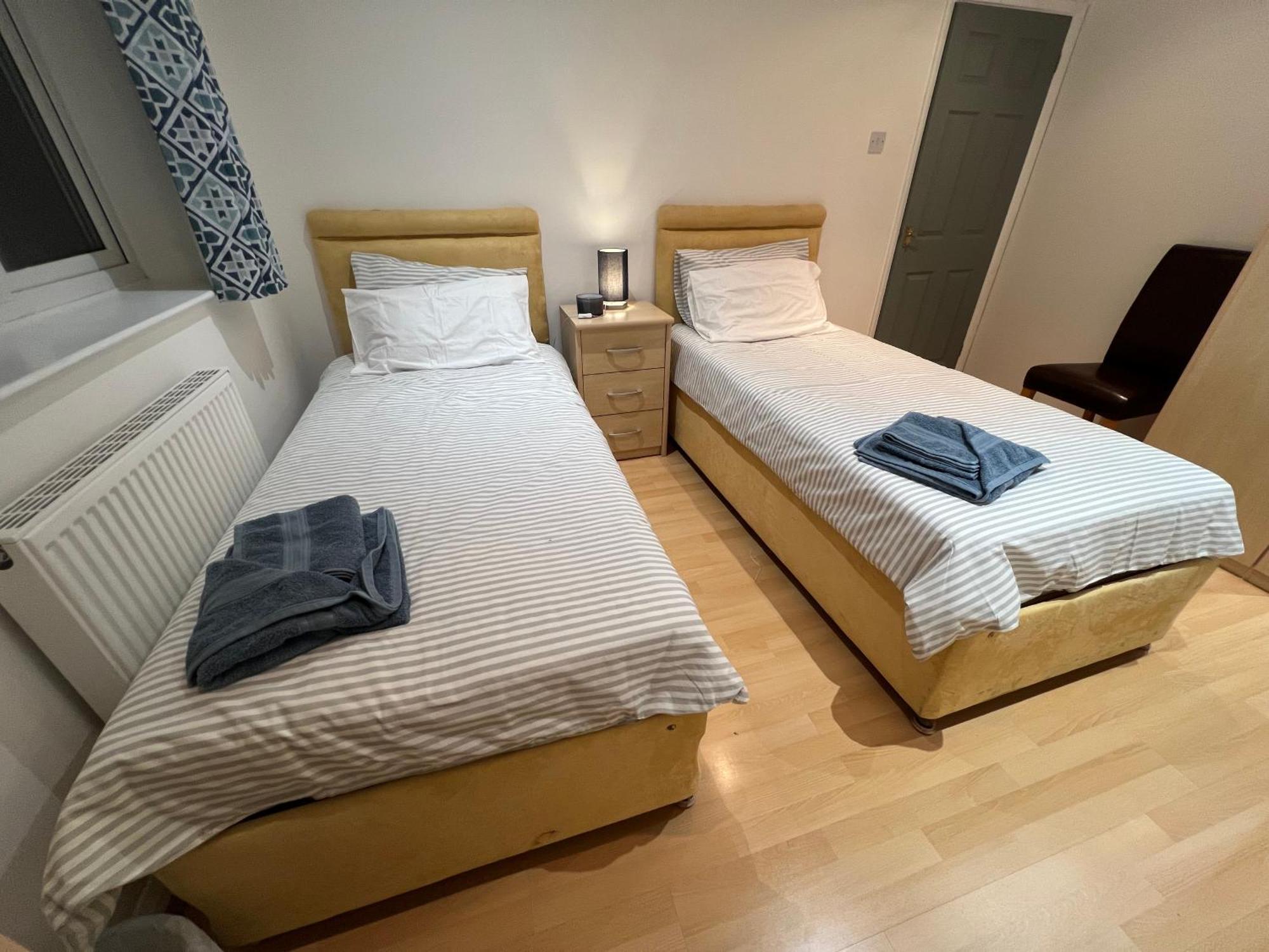 Twin Room At The Bungalow With Shared Shower Room Kettering Exterior photo