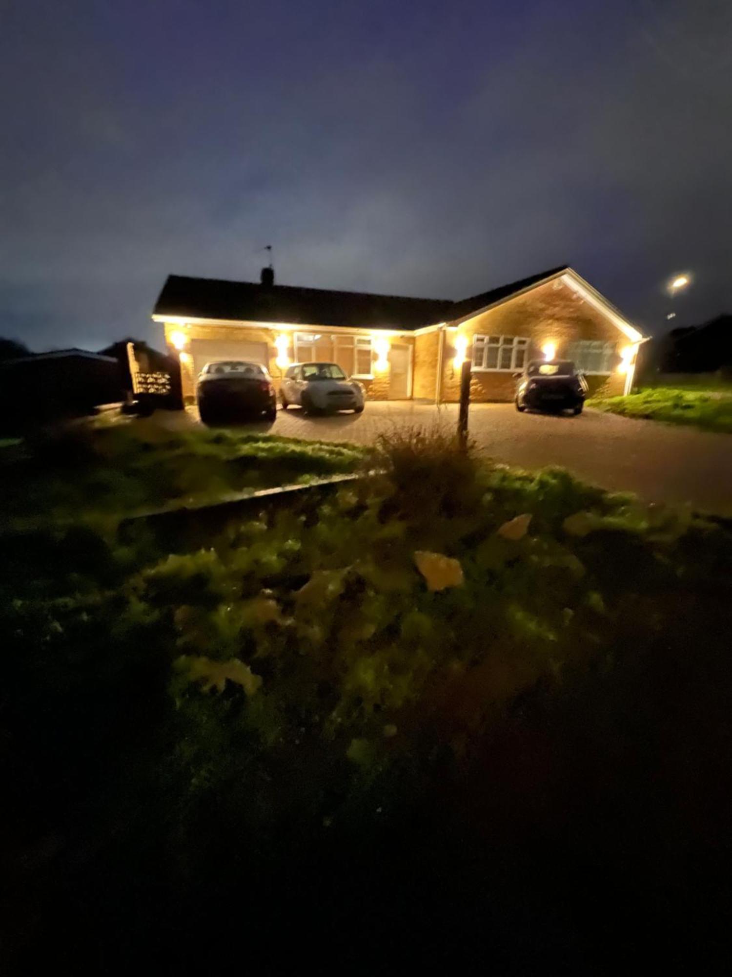 Twin Room At The Bungalow With Shared Shower Room Kettering Exterior photo