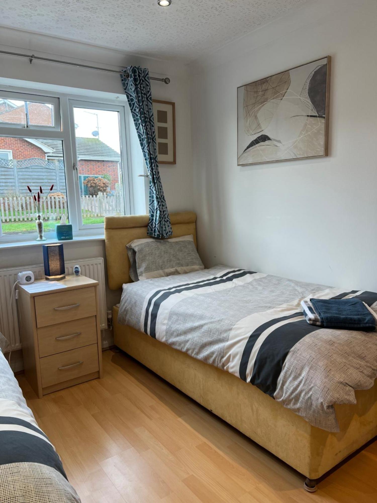 Twin Room At The Bungalow With Shared Shower Room Kettering Exterior photo