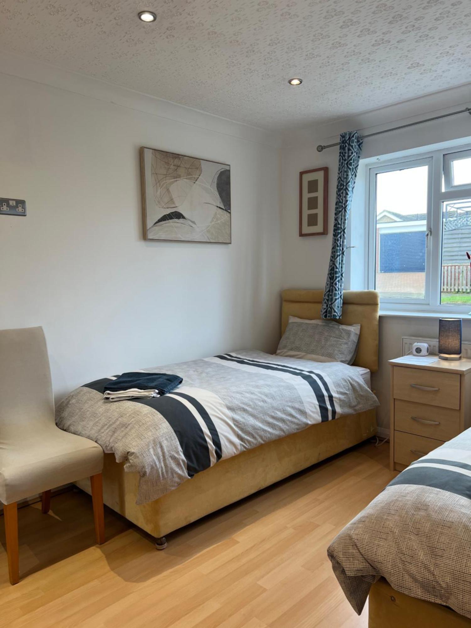 Twin Room At The Bungalow With Shared Shower Room Kettering Exterior photo