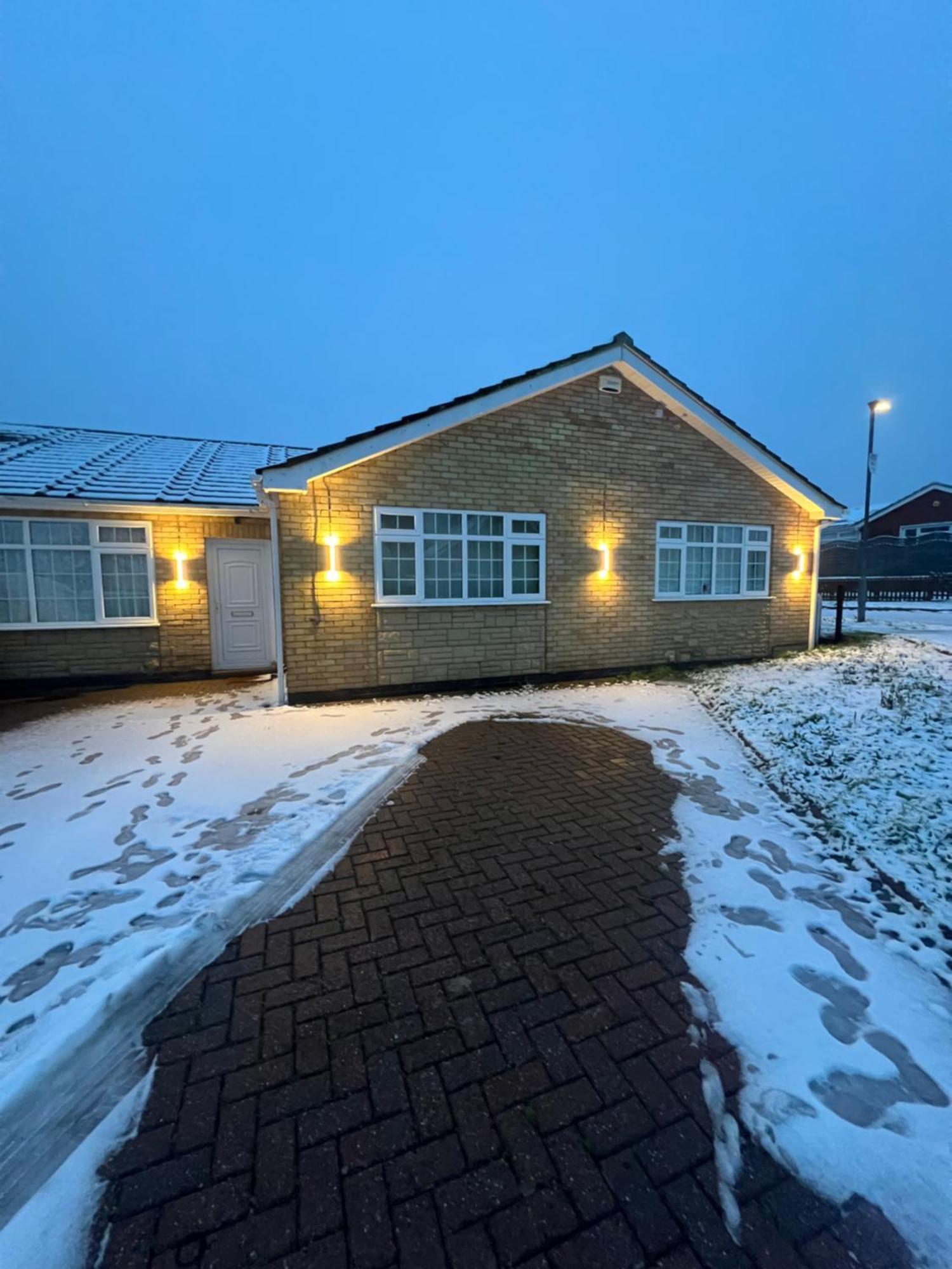 Twin Room At The Bungalow With Shared Shower Room Kettering Exterior photo